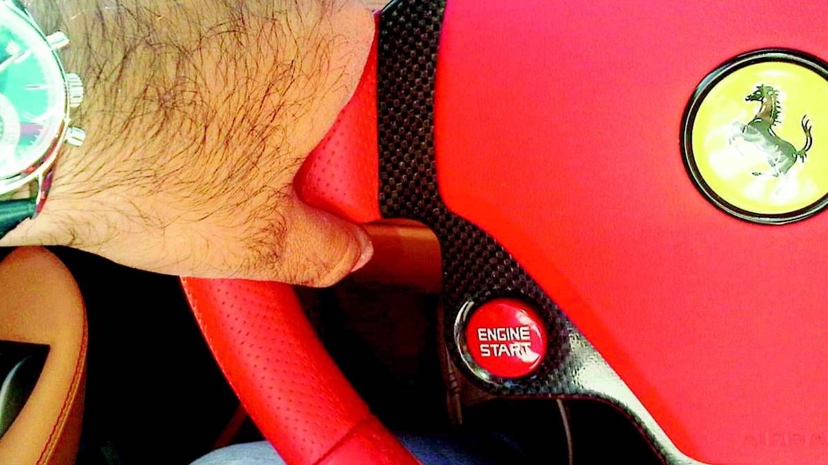 Rapinato dell'orologio, ma salva la Ferrari