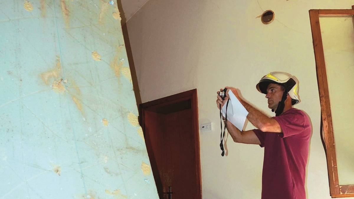 Crolla controsoffitto, ferita 76enne