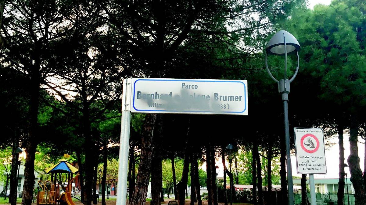 Vandali contro la targa dei coniugi Brumer