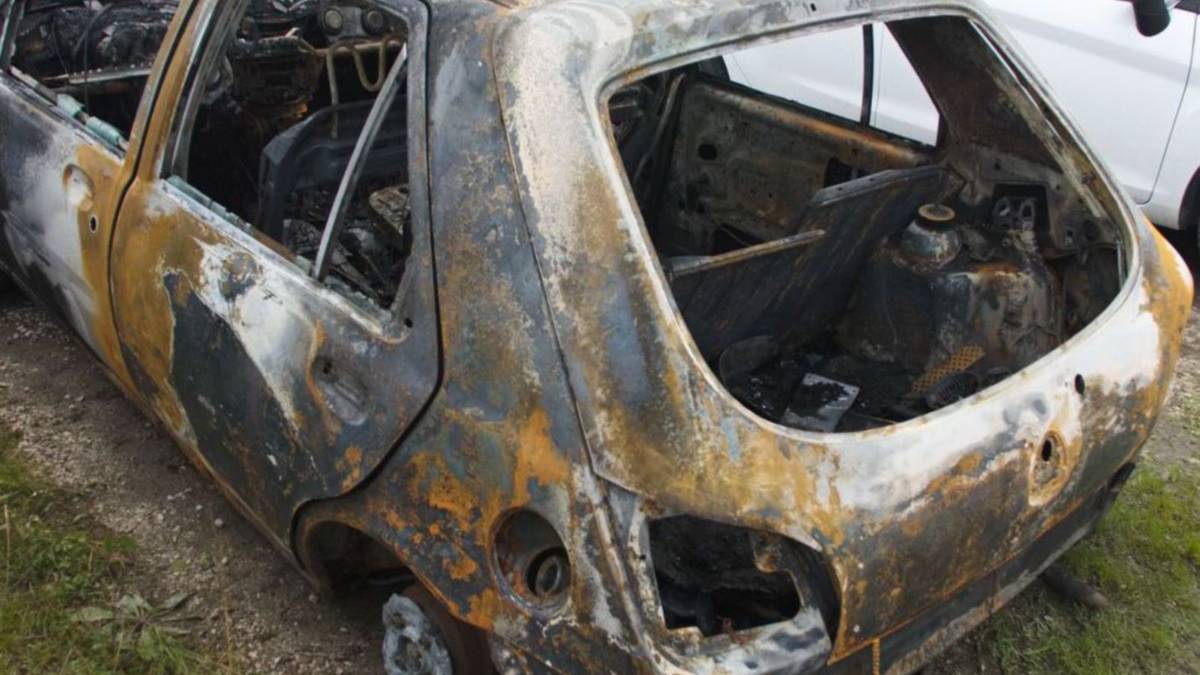 Parroco nel mirino dei vandali:auto a fuoco davanti alla canonica