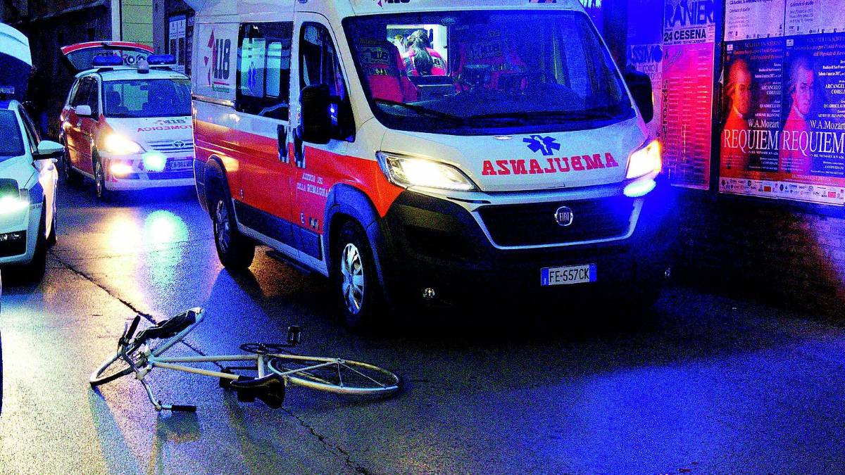 Apre la portiera e urta ciclista: grave un 69enne