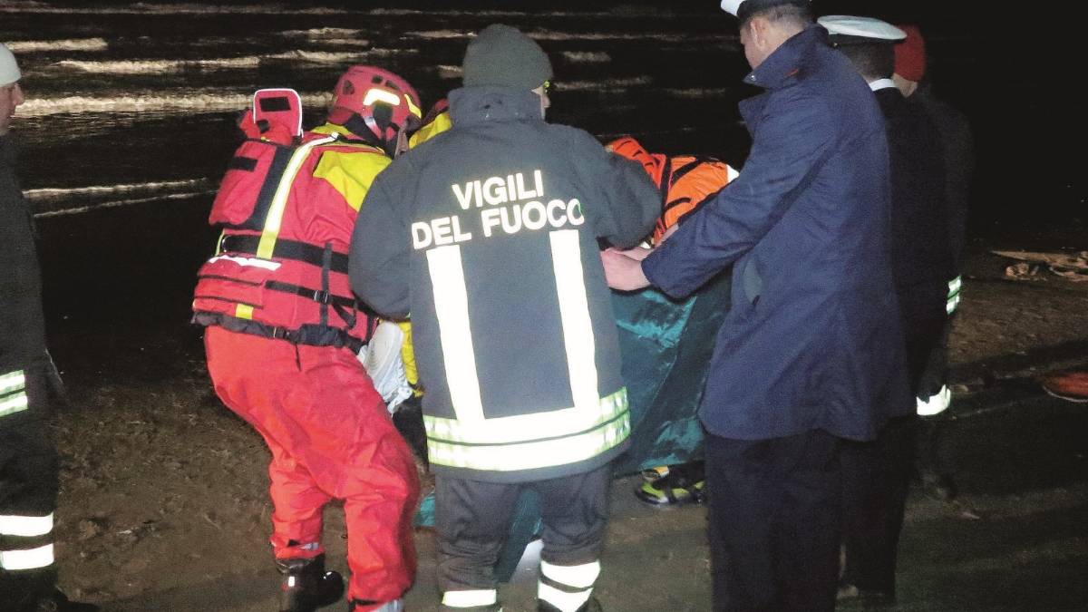 Scappa dalla polizia e si butta in mare: lo trovano cadavere dopo due ore