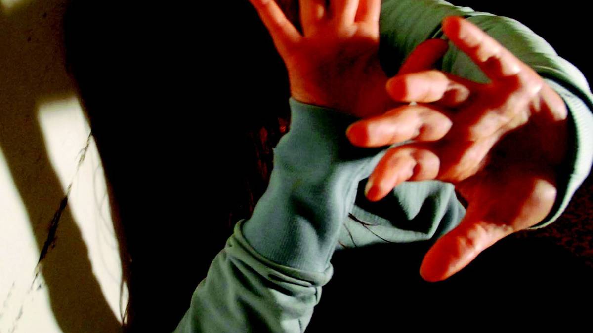 Picchia la moglie davanti al figlioletto dopo lite, 46enne arrestato a Ravenna