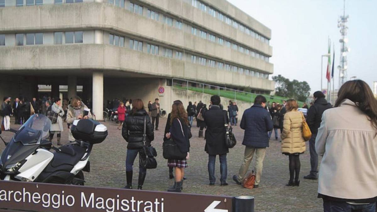 Botte alla moglie e minacce al figlioletto
