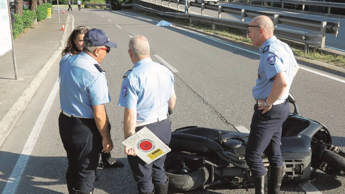 Perde il controllo dello scooter e si schianta