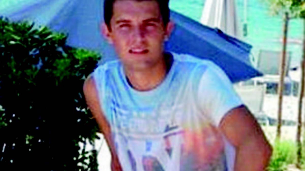 Ventenne morto sul campo da calcio come lo zio