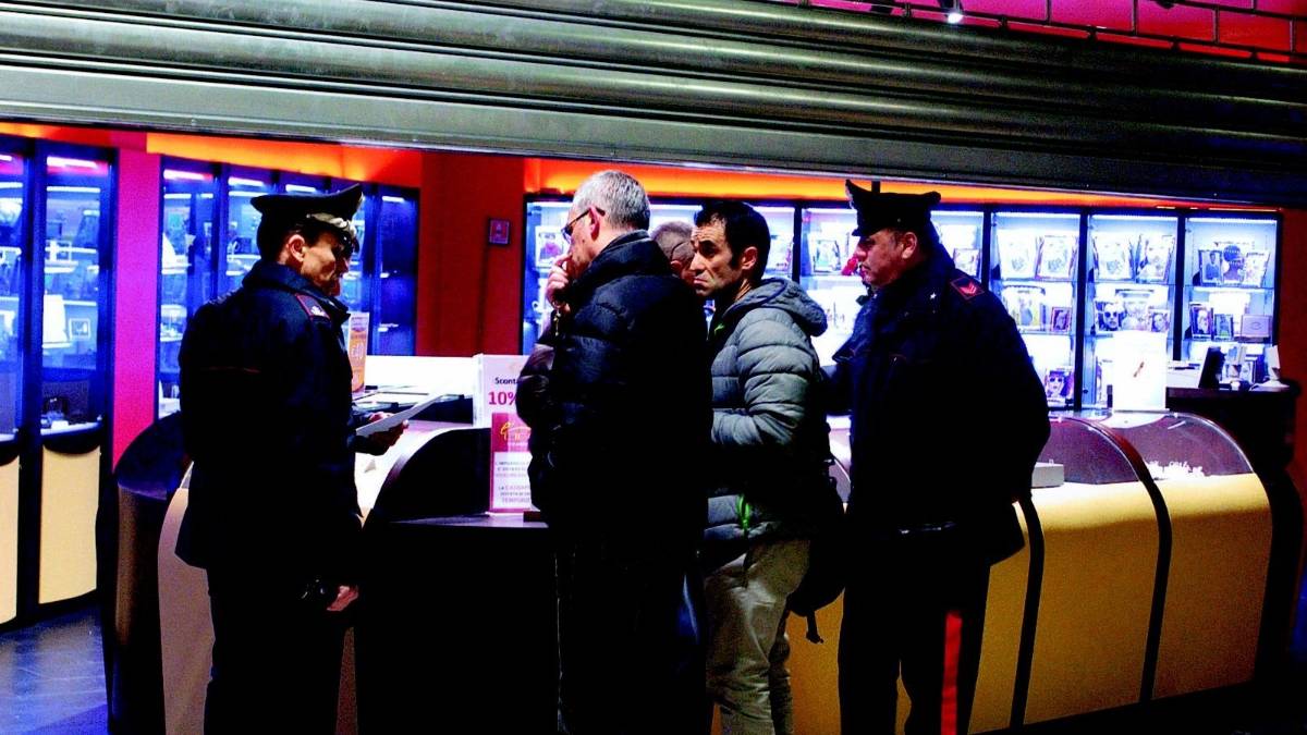 Terrore al Mercatone: i banditi scappano con tre sacchi d'oro