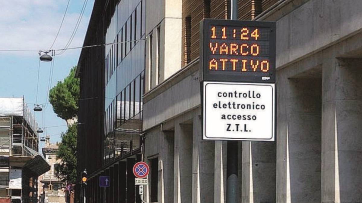 Con l'auto nella zona rossa Ma il vigile elettronico non perdona: multati in 27mila