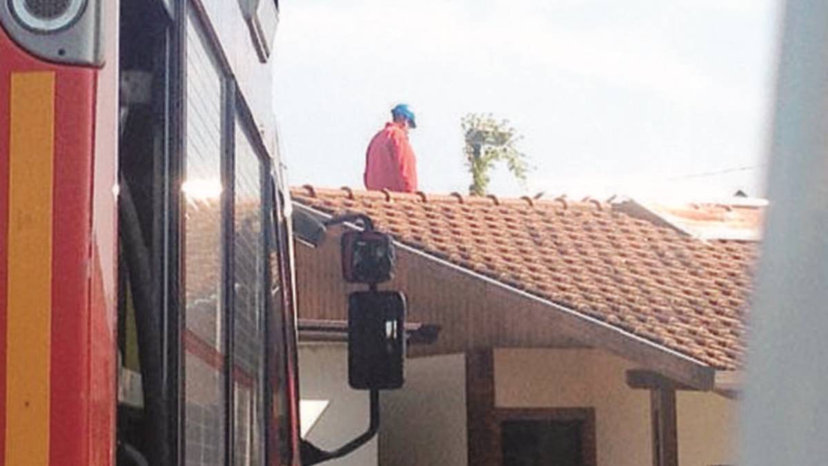 Minaccia di darsi fuoco sul tetto dell'azienda