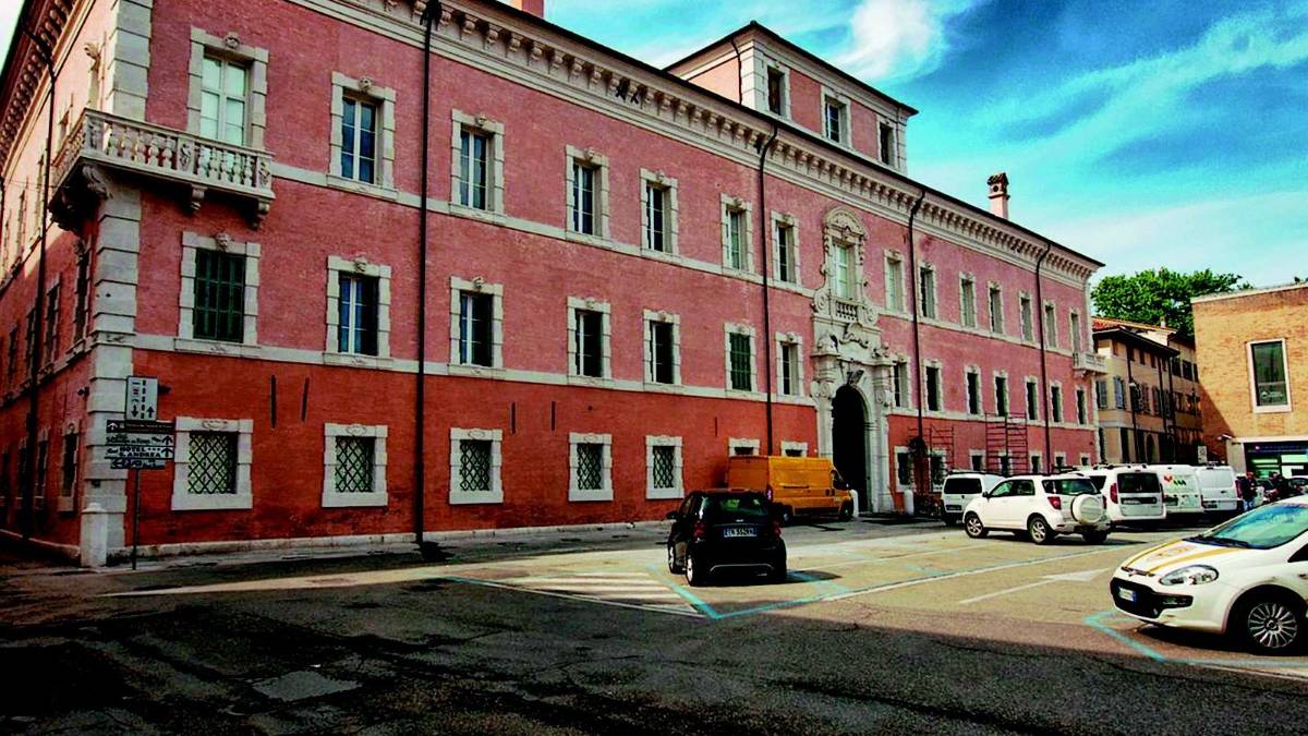 Il Comune: via gli archi da piazza Kennedy
