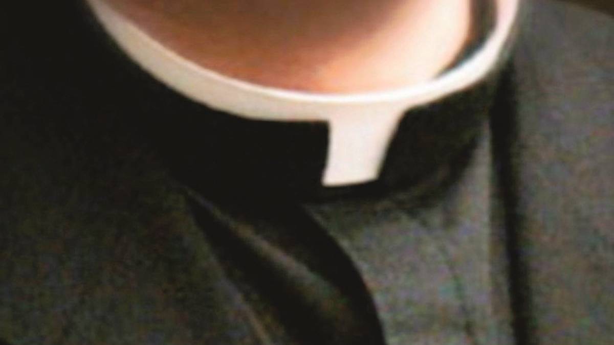 Resta troppo dal prete e lui le spacca un dente
