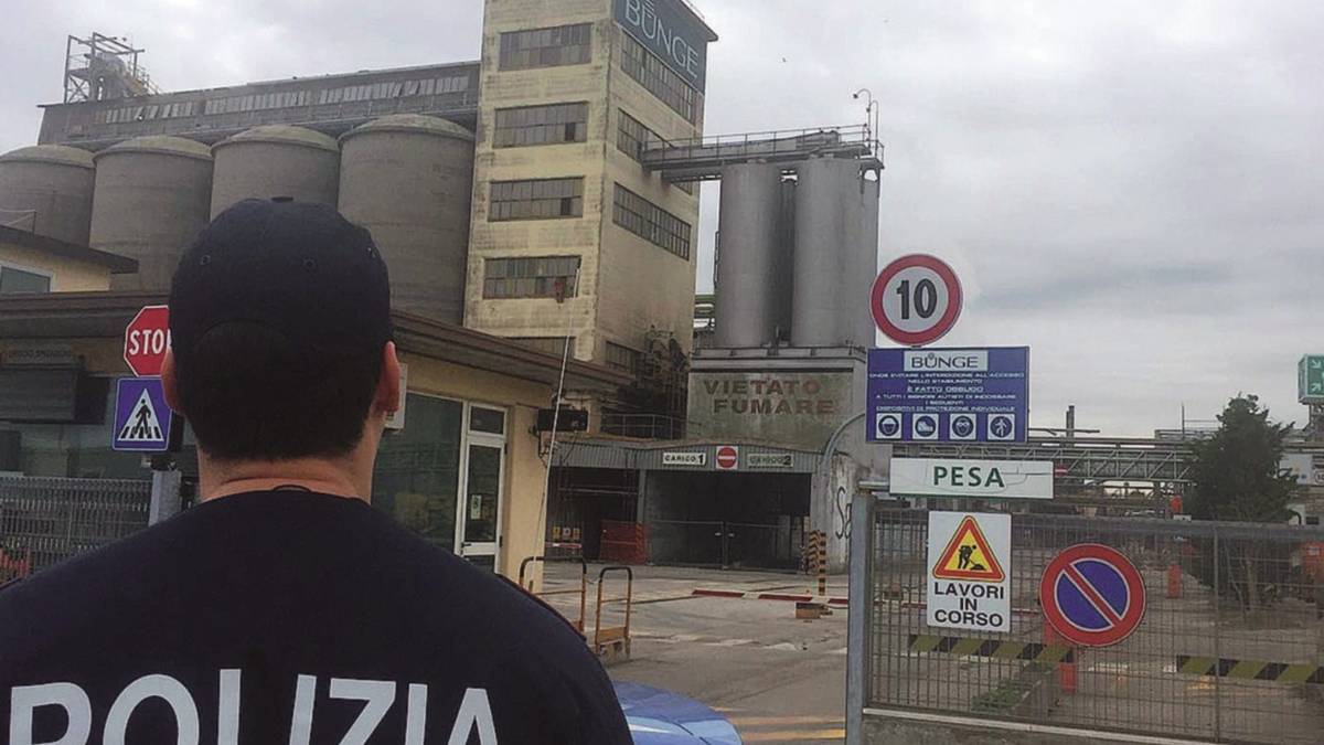 Per dormire occupano la mensa della Bunge