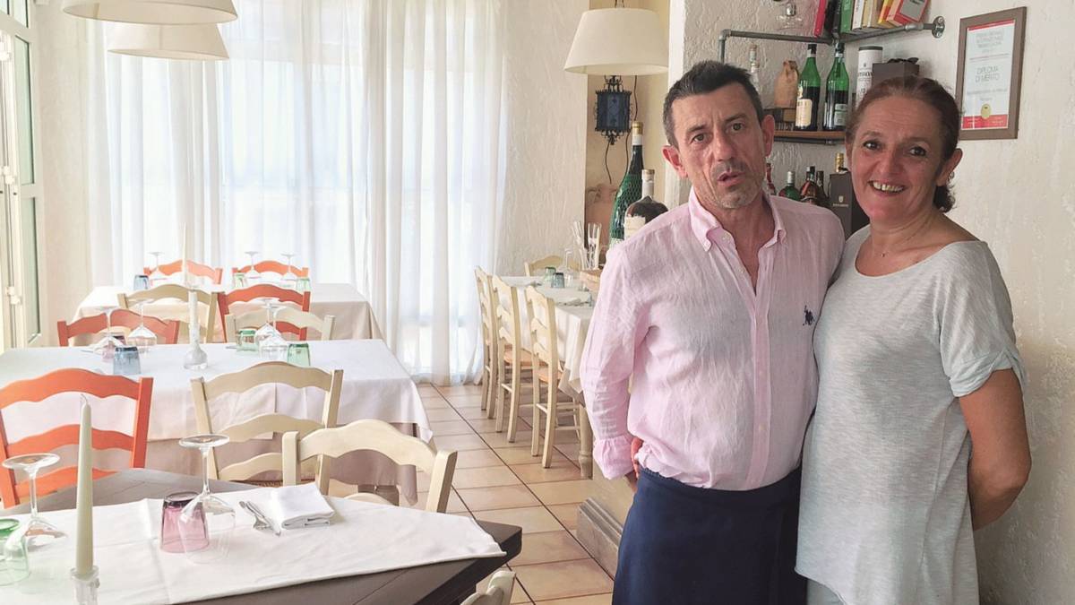 Il cuoco e le cameriere se ne vanno: ristoratore deve offrire la cena a 90 clienti