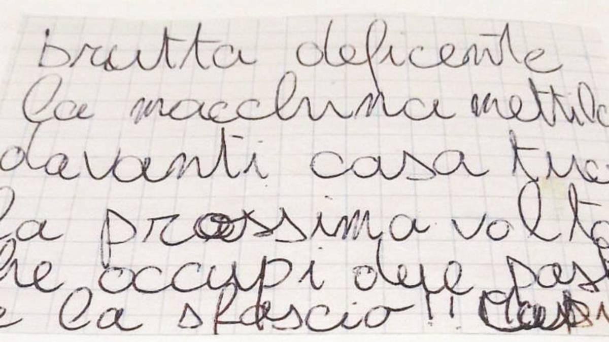 Riga le auto dei vicini: nei guai per un biglietto
