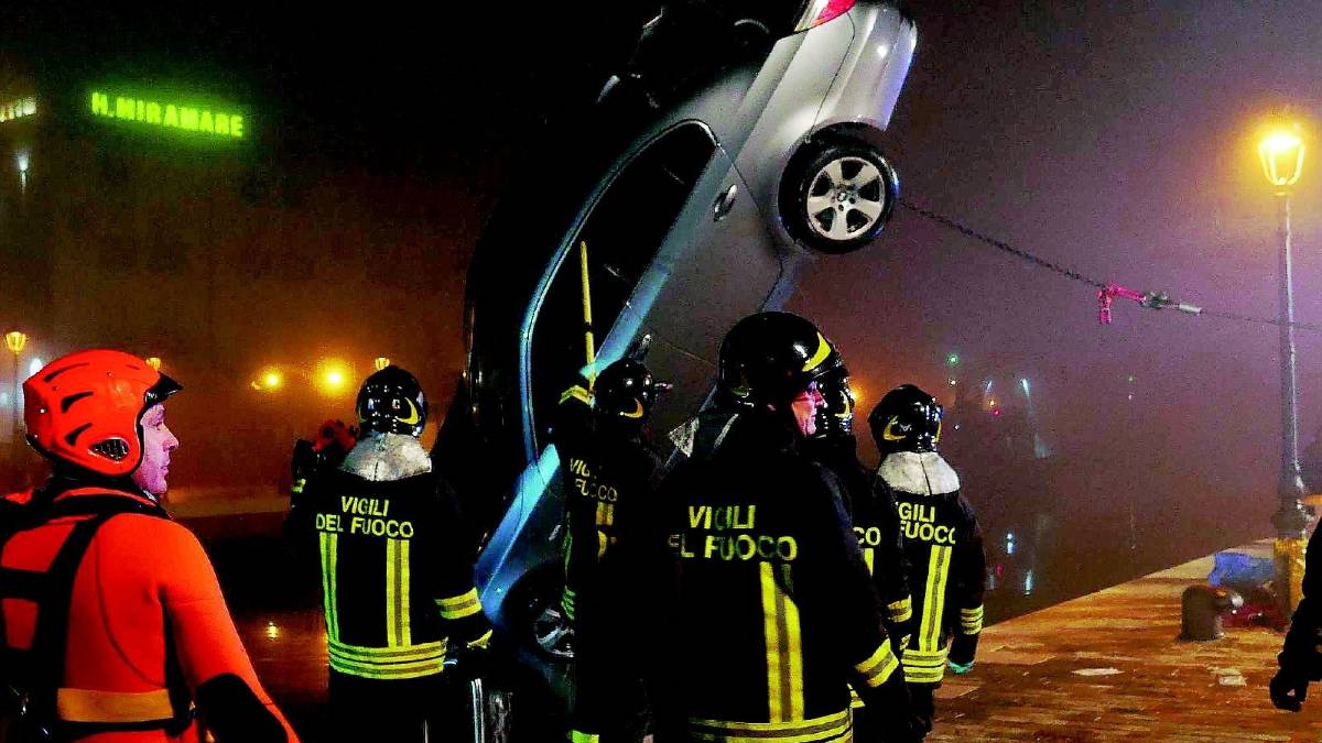 Tuffo con l'auto nel porto: muore avvocato