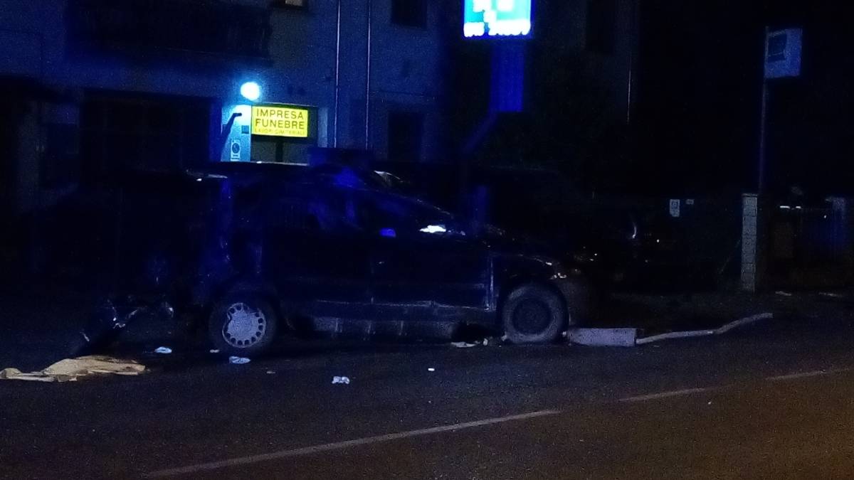 Fuori strada con l'auto morti mamma e neonato