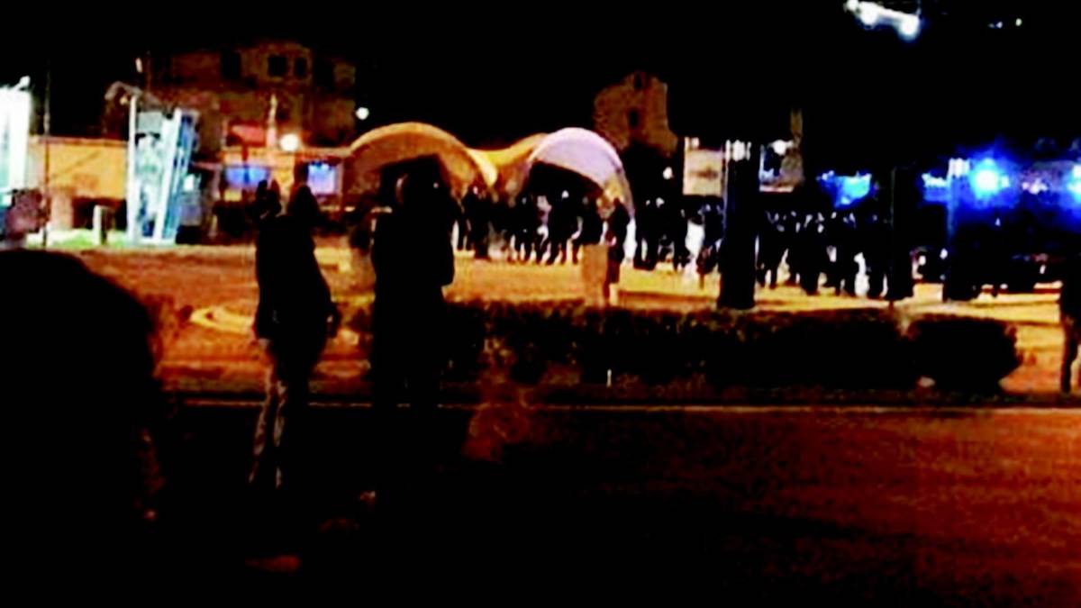 Agguato ultras all'autogrill di Pescara tra caschi, spranghe e coltelli