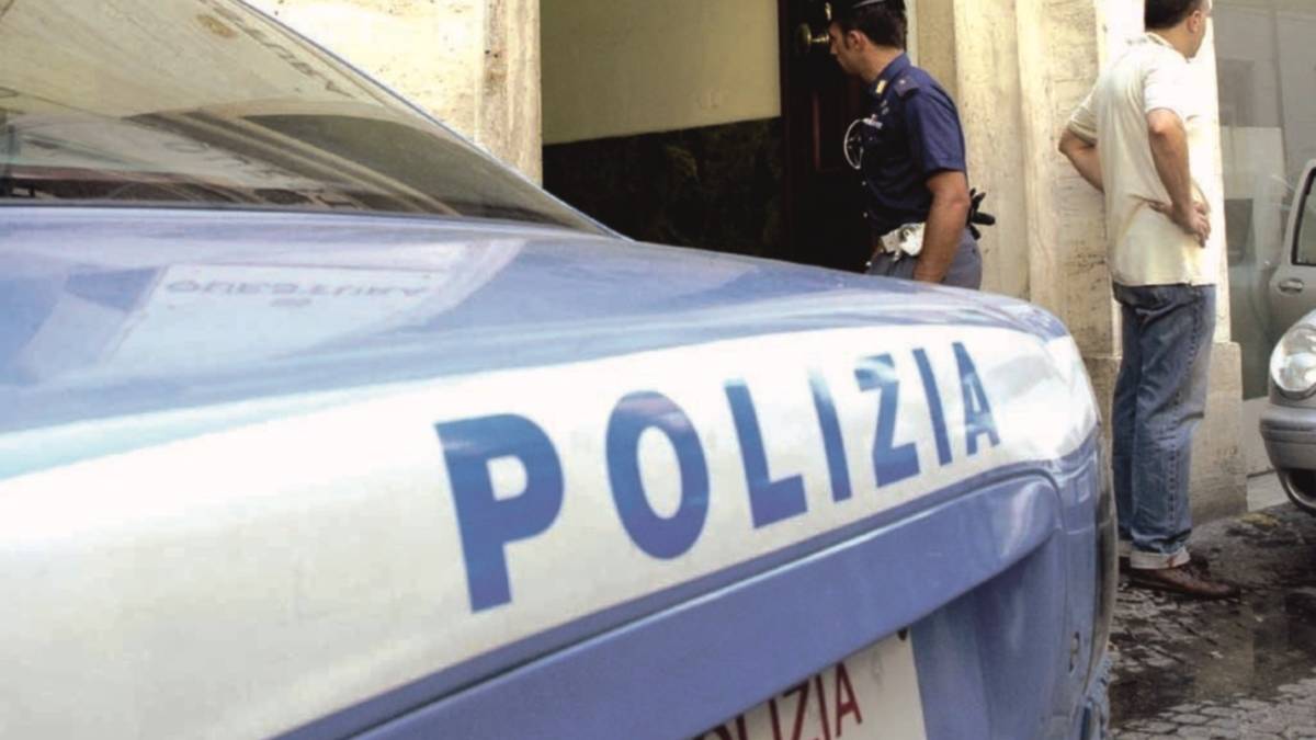 Giovane donna chiede aiuto per sfuggire allo stupro, ma nessuno le dà una mano