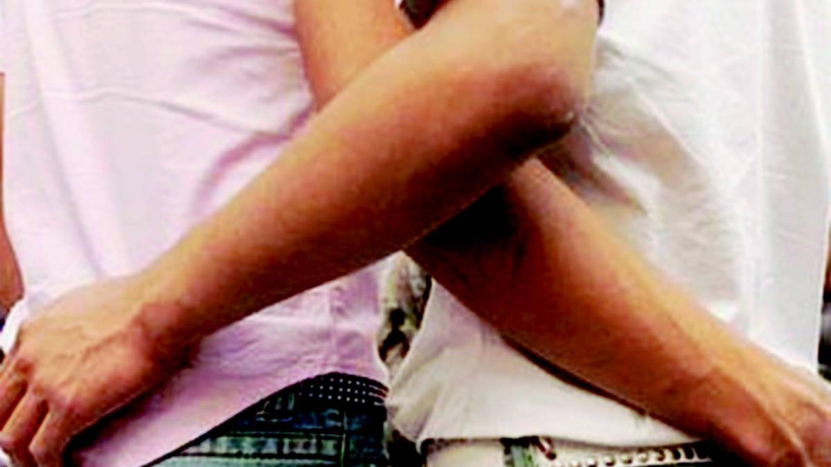 Rivela ai genitori che il figlio è gay: nei guai per stalking