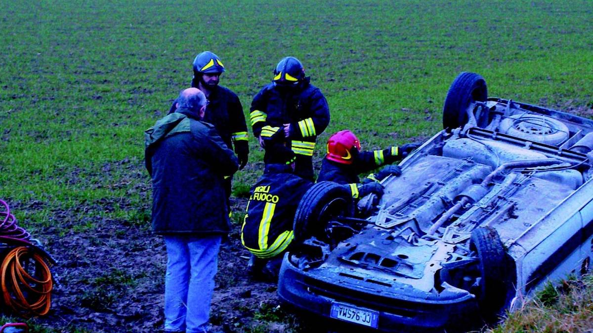Violento scontro, muore un 69enne
