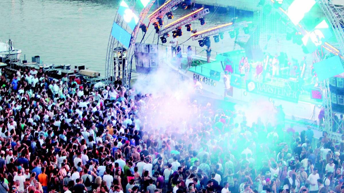 Un fiume di persone sfocia sul porto