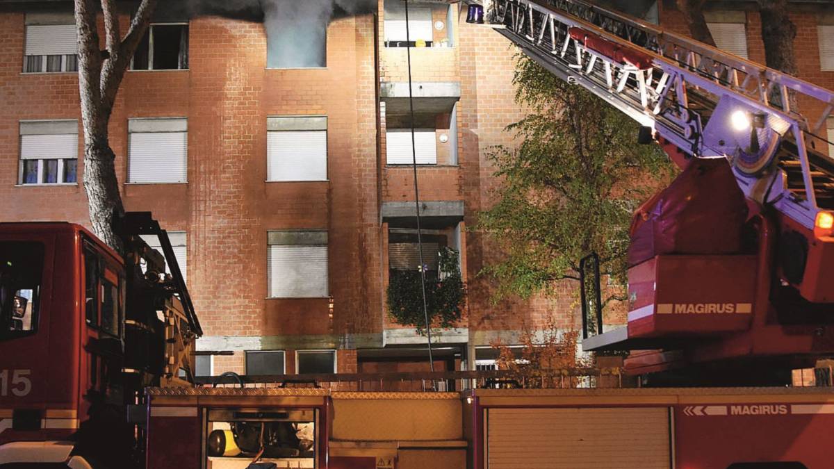Incendio in casa. Intossicata donna di 44 anni