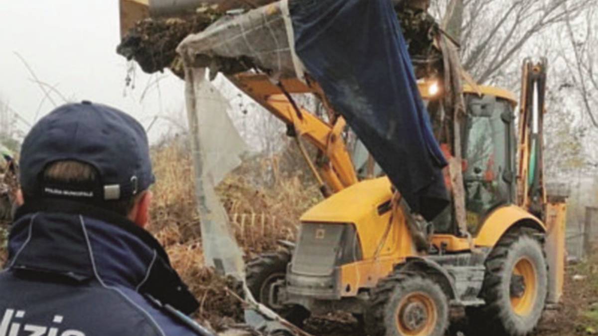 Capanne, materassi e rifiuti: accampamento abusivo al cimitero