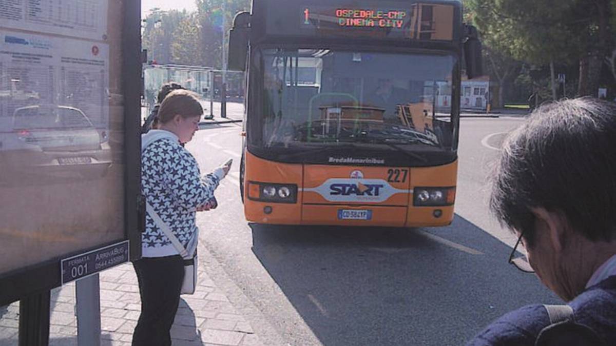 Usano lo smartphone mentre guidano i bus