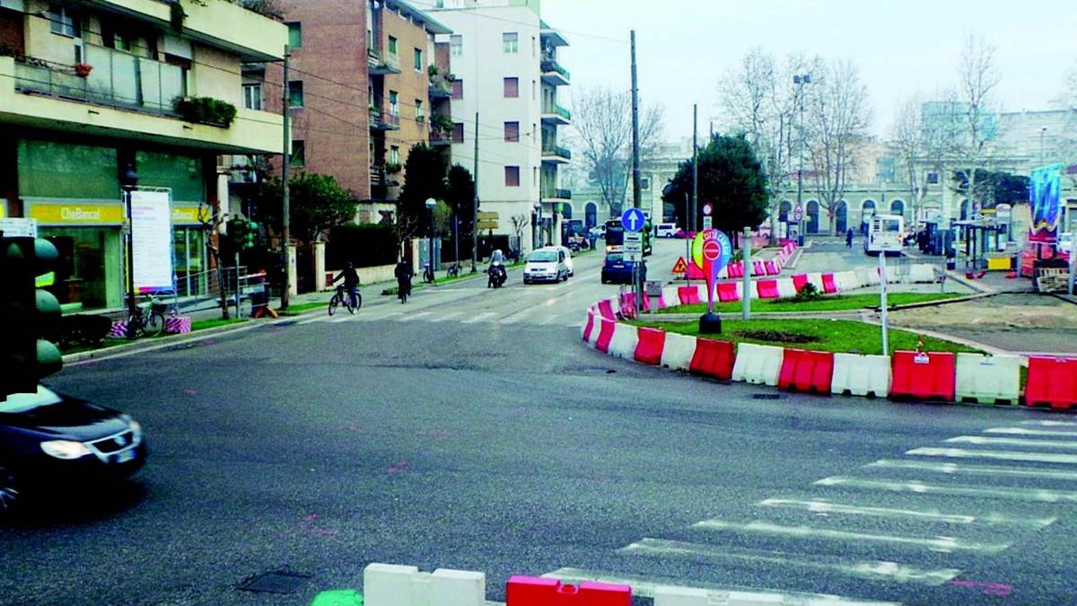Incrocio stazione, parte la rotatoria Via Dante-via Roma