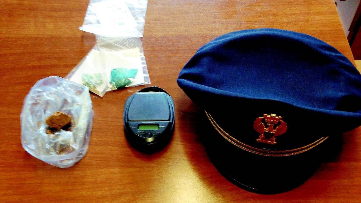 Detenzione ai fini di spaccio: trovato con l'eroina
