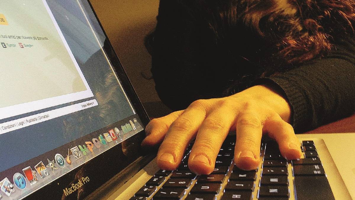 Facebook, casalinga disperata vittima di estorsione