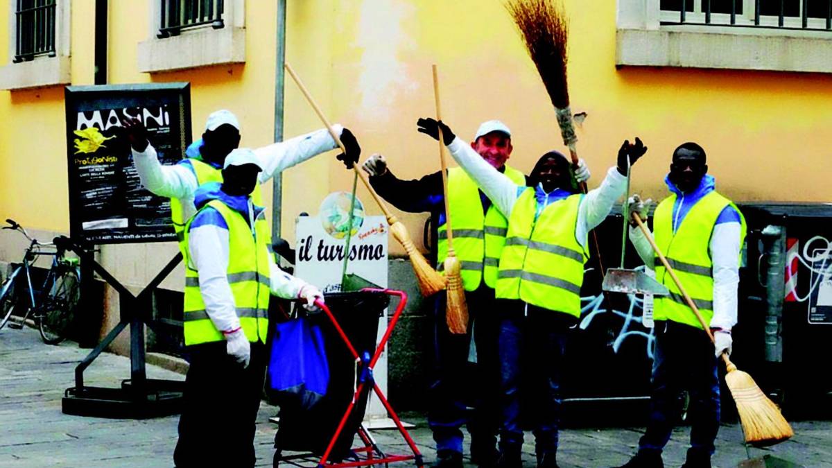 Profughi al lavoro per ripulire il centro