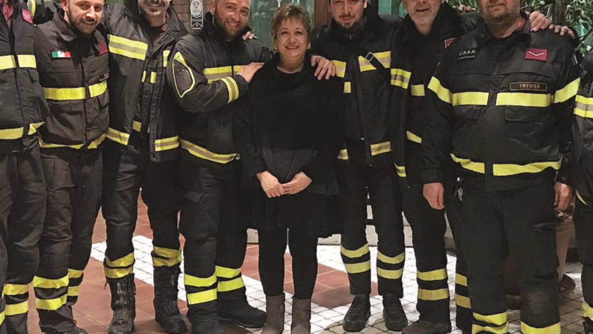 Offre la cena ai vigili del fuoco