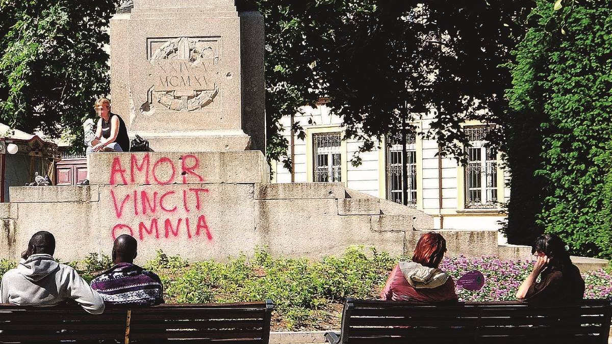 Strage di monumenti: tutti imbrattati