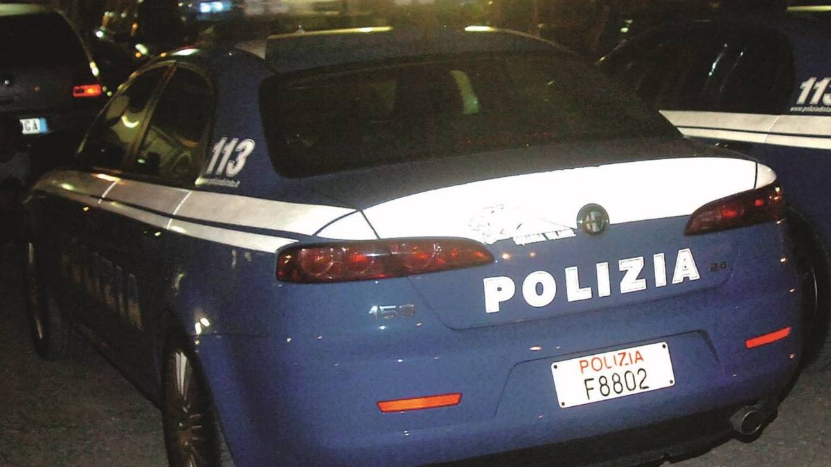 Rapina negozio di souvenir a Rimini, inseguito dal titolare e da altri commercianti