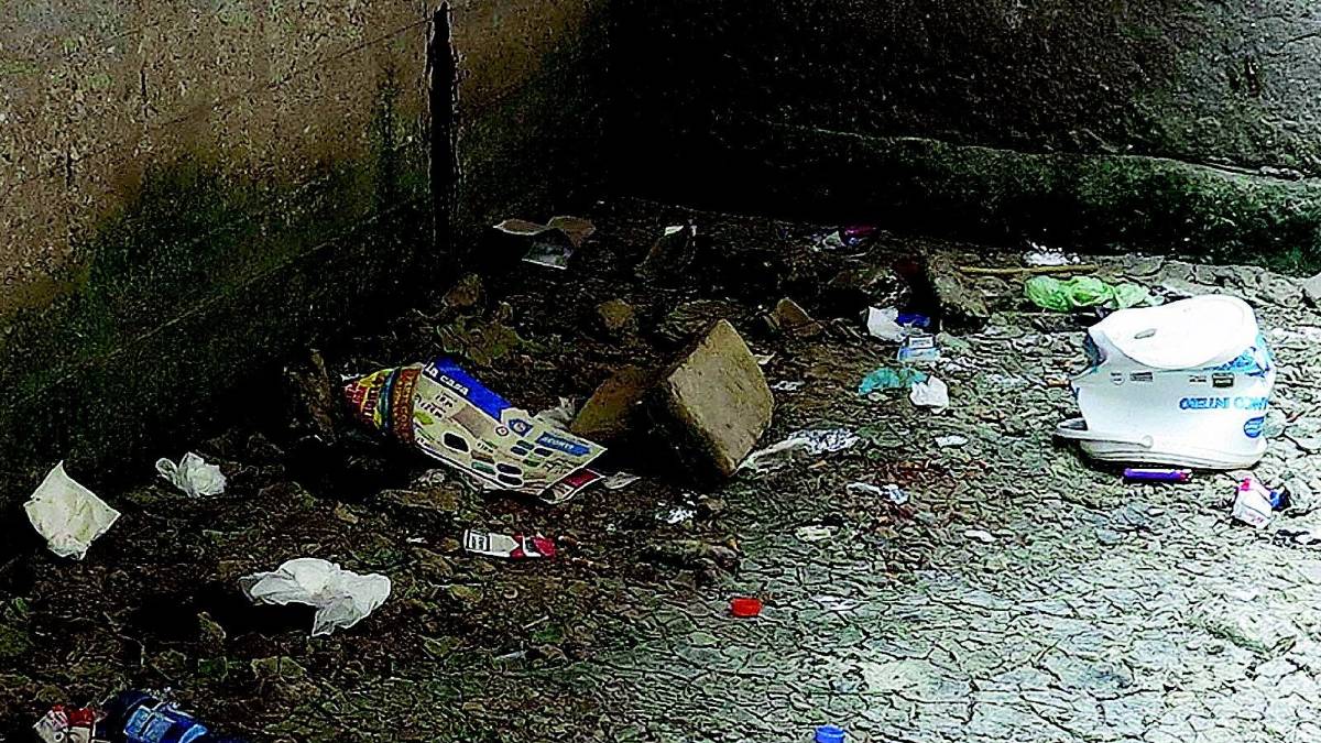 Degrado sotto il ponte luogo di bivacchi e sbandati