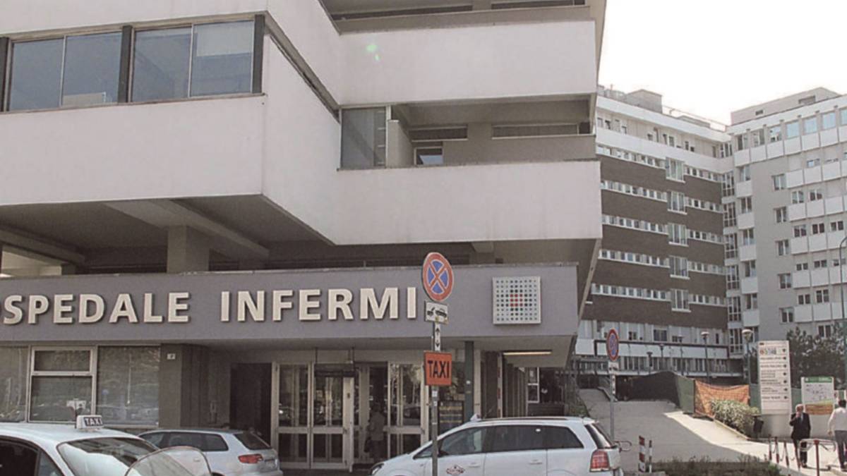 Tenta di uccidere la madre soffocandola con un cuscino