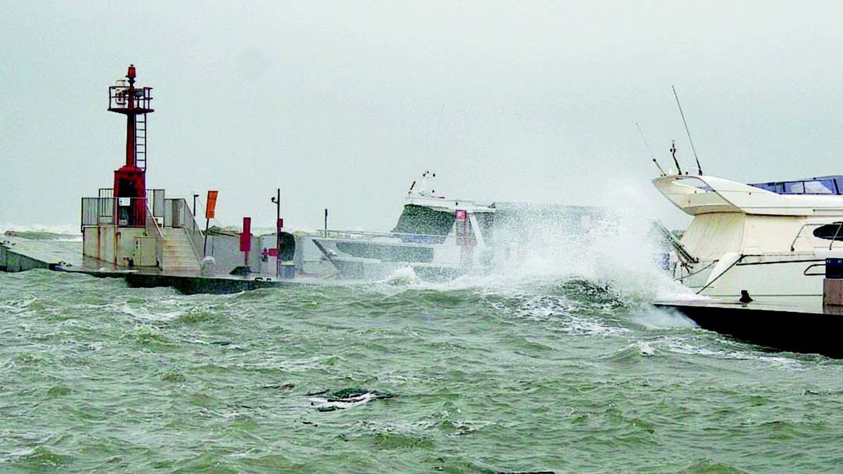 L'acqua invade le case: 13 persone evacuate coi gommoni