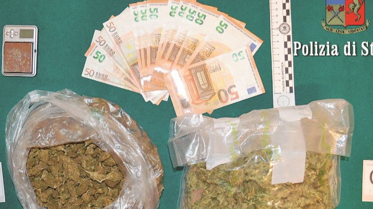 Spaccio agli studenti, arrestato con mezzo chilo di marijuana
