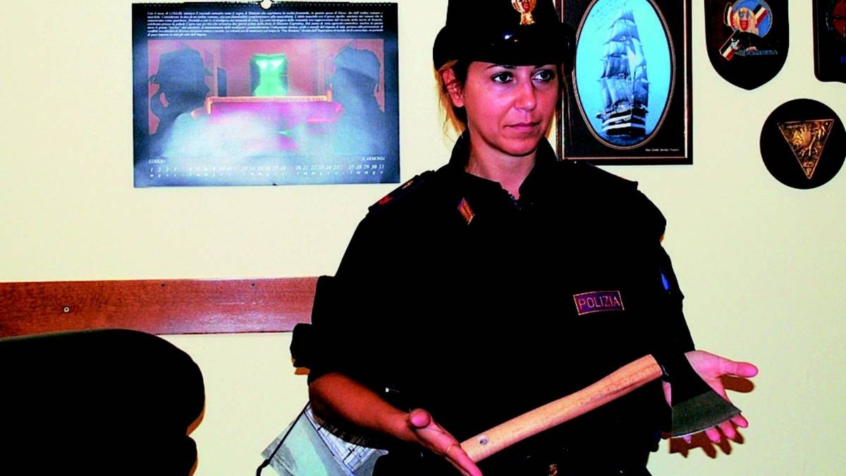 Minacce alla tabaccaia con l'ascia e barista rapinata con il coltello