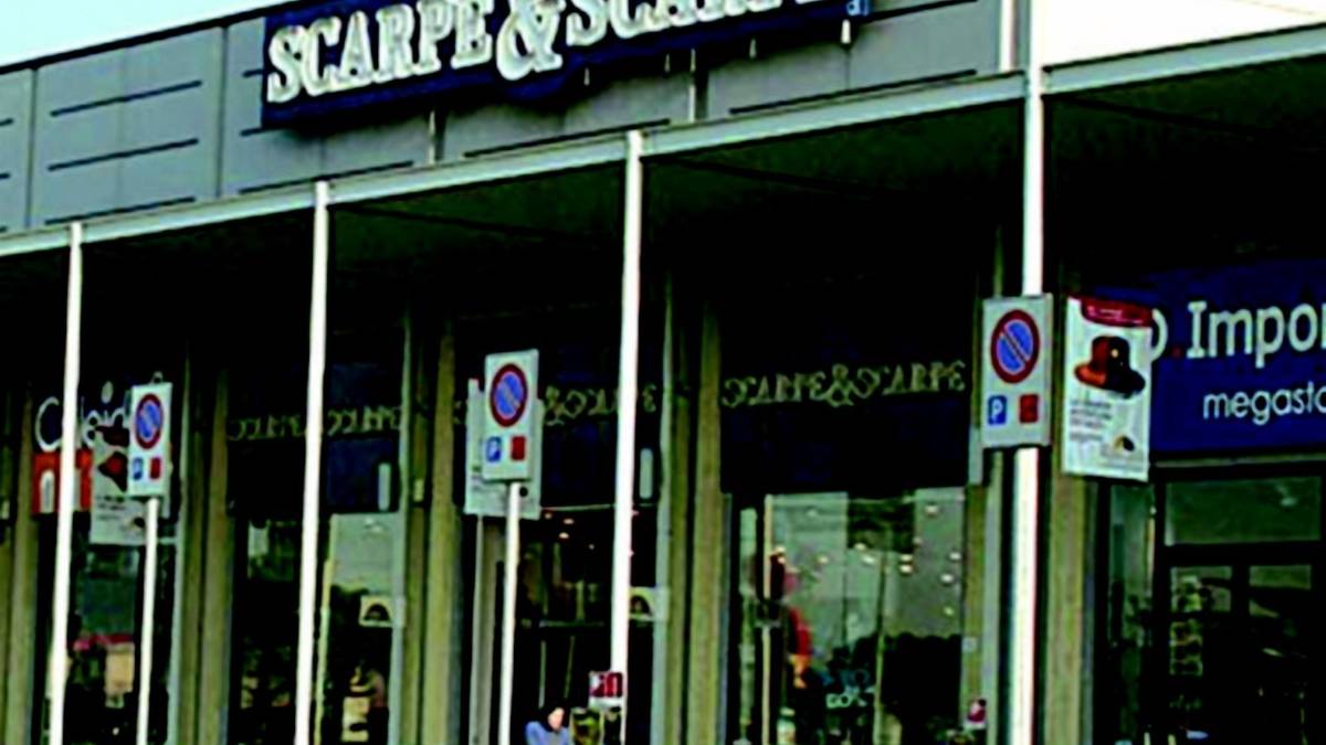 Presa a rubar scarpe in zona Iper