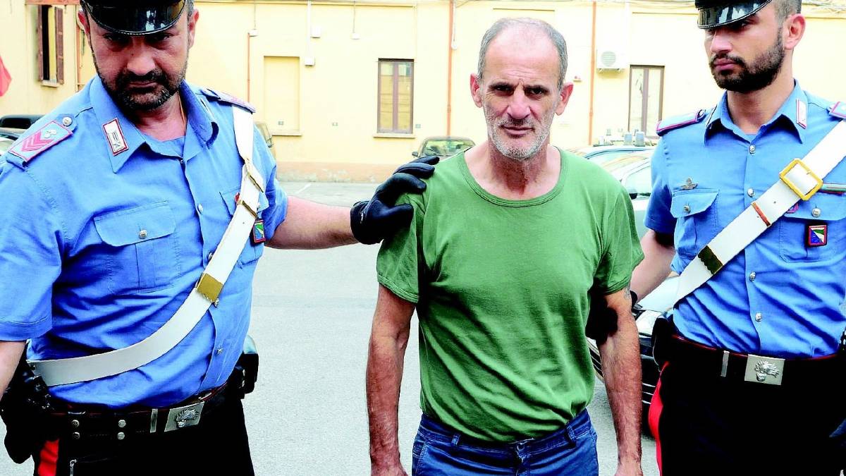 Ruba auto, catturato evaso