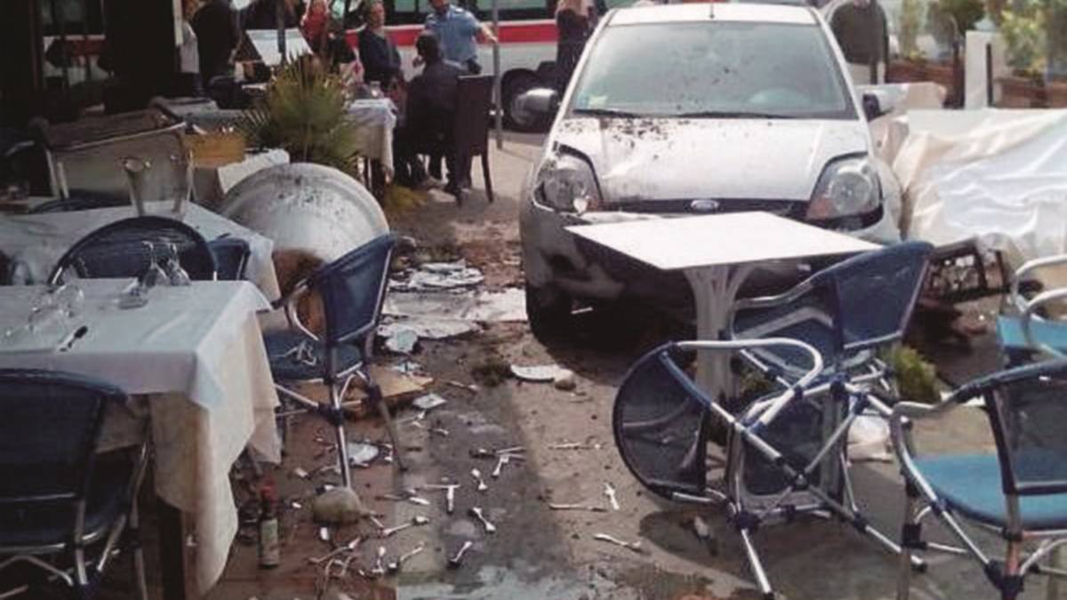 Auto si infila tra i tavoli dell'osteria