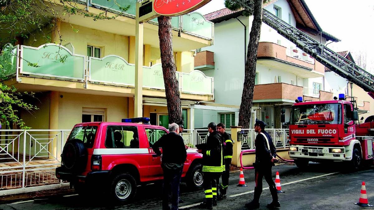 Incendio all'alba in una pensione