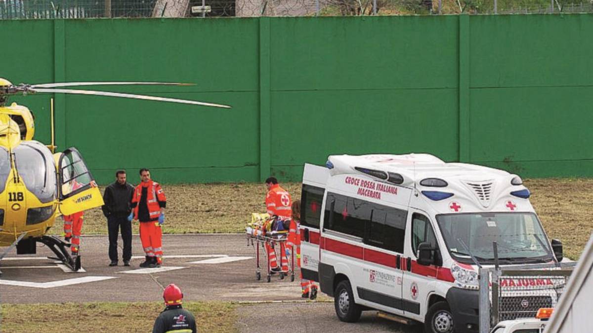 Cade in pista e sbatte la testa, grave centauro