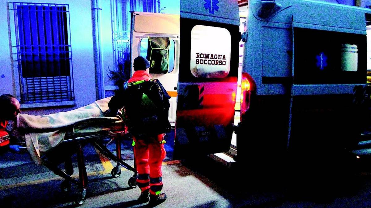 Cade dalla scala mentre ripone gli addobbi