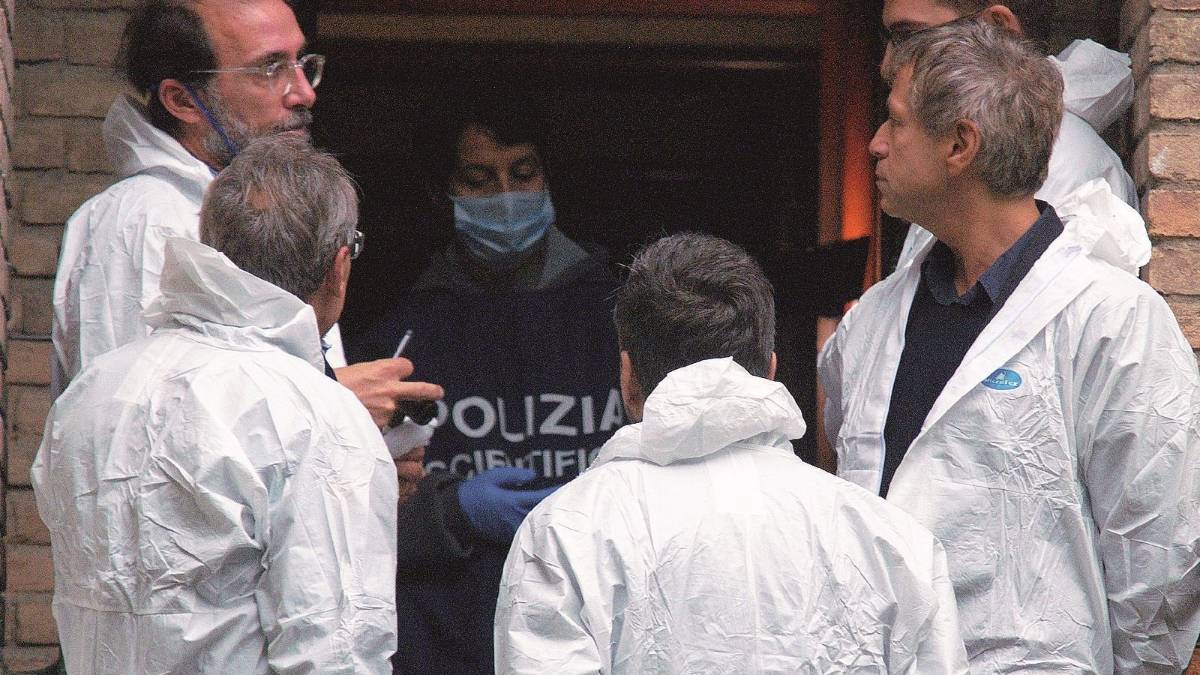I periti entrano nella villa del delitto