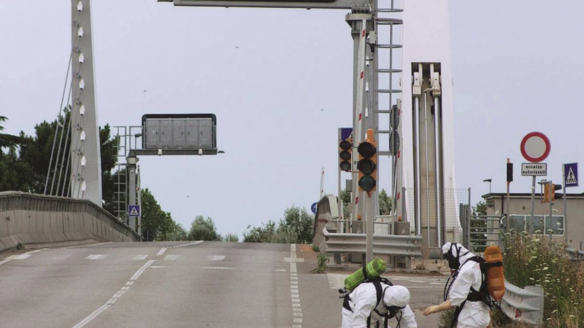 Camion perde carico di sostanze tossiche