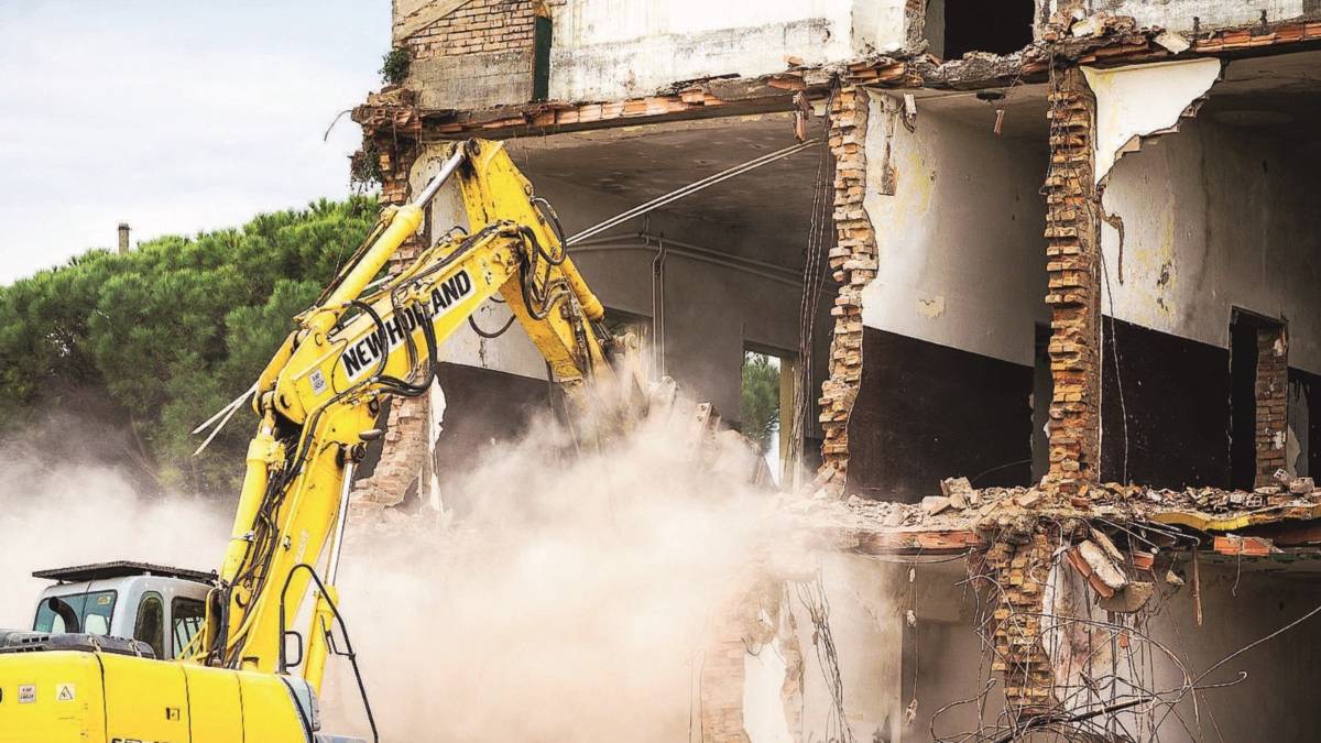 Abbattuta l'ex caserma della Cagnona