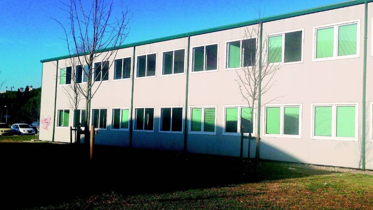 Vandali allagano la scuola: crollano i controsoffitti